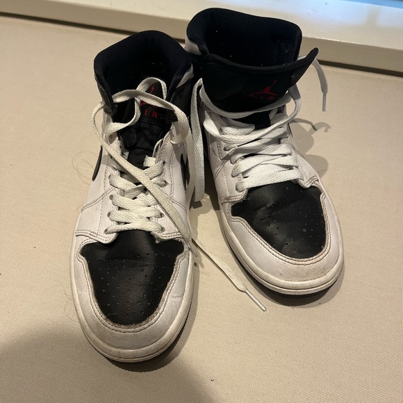 white black and red jordan’s - Picture 7 of 7